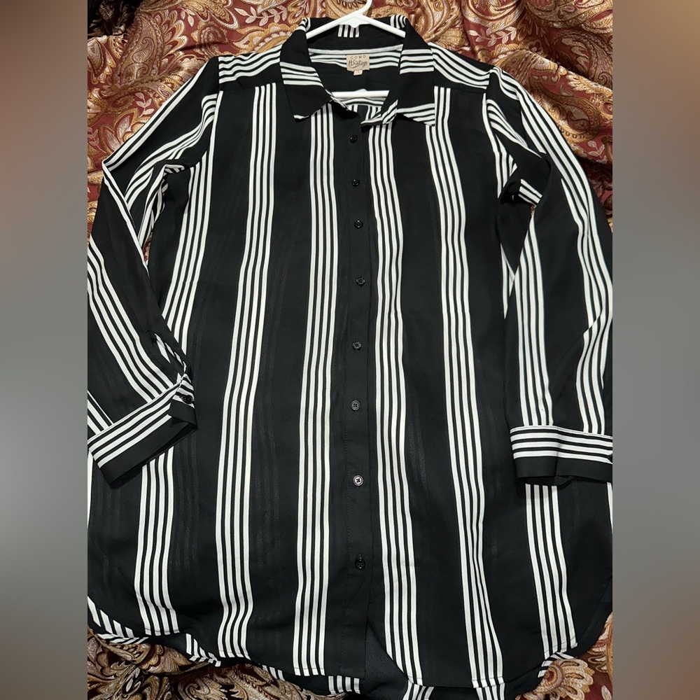 Como Vintage Long Monochrome Striped Button Up Blouse